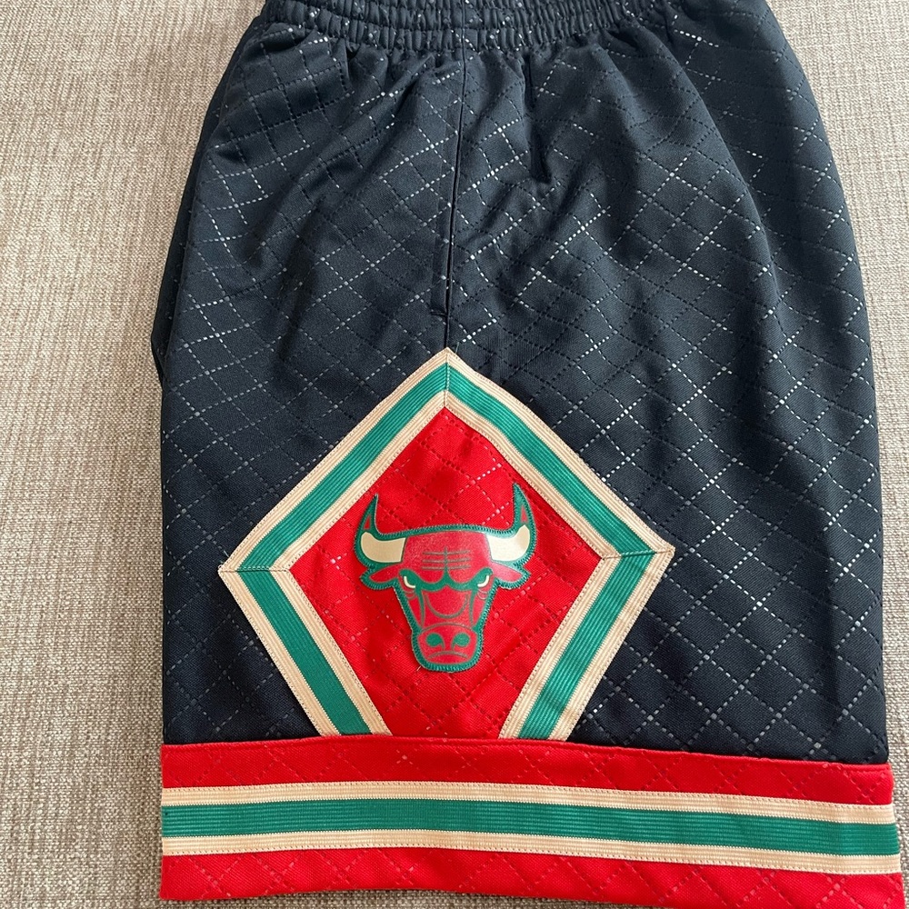 Chicago Bulls 1997-98 Neapolitan Swingman Shorts - Picture 2 of 12